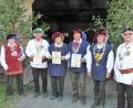 Bild: hl
Gunther von Haidenaaber (Günther Galke), Rüdiger von Schönfeld, Lancelot du Lac und Werner von Podewils (Podewils) erhalten vom Hochmeister des Deutschen Ritterbundes, Konrad von Winterstetten (von links), Urkunden für langjährige Treue.