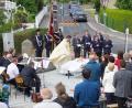 Bild: dre
Pfarrer Dominik Mitterer zelebriert den Gottesdienst vor dem Dorfbrunnen und erteilt dem neu gestalteten Platz seinen Segen.