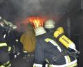 Bild: dob
Die Feuerwehrleute erleben im Brandcontainer des Landesfeuerwehrverbands wie sich ein Feuer blitzschnell entwickelt. Jetzt steigt bereits Qualm auf.