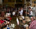 Bild: mh
Ungewöhnliches Ambiente für ein Konzert: Die Ausstellungshalle von Holz und Antiquitäten Görner in Luhe. "The 5th Season" aus Polen mit Konzertmeister Janosz Nykiel (links mit Violine) führten Vivaldis "Vier Jahreszeiten" in einer Fassung mit Rock und Jazz auf. Von den Zuhörern gab es stehenden Beifall.