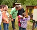 Bild: hcz
Thomas und Jakob Beck zeigen das Bienenvolk.