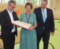 Bild: Martin Franitza
Statt des symbolischen Schlüssels übergab Architekt Alfred Popp (links) eine Torte an Schulleiterin Gisela Lehnerer und Landrat Richard Reisinger.