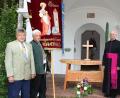 Bild: gz
Als ein gelungenes Werk bezeichnen Monsignore Pfarrer Gerhard Hettler aus Passau und Fahnenträger Otto Wilka aus München den von Ortsbetreuer Josef Hoffmann mit Meisterhand gefertigten Altar.