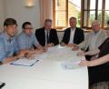 Bild: Christine Hollederer
Über Straßenbauprojekte im Landkreis sprachen (von links) Martin Sichelstiel, Matthias Kolb (beide Tiefbauamt des Landkreises), Landrat Richard Reisinger, MdL Harald Schwartz, Henner Wasmuth und Stefan Noll (beide Staatliches Bauamt).
