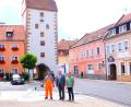 Bild: zip
Bürgermeister Hans-Martin Schertl (Mitte) und Bauhofleiter Jochen Contny (rechts) besichtigen die Baustelle auf dem Marktplatz.