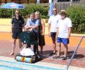 Bild: Lowak
Der Förderverein übergibt den neuen Beckensauger fürs Freibad (von links): Josef  Hartmann, Bürgermeister Karlheinz Budnik, Aurelia Zimmermann, Horst Lindner und Peter Faget.