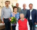 Bild: njn
Seinen 80. Geburtstag kann Hans Schäffler (sitzend) feiern. Mit auf dem Bild (von links) Pfarrer Martin Besold, Ehefrau Maria, Karl Hauser und Anton Hauer von der Siedlergemeinschaft sowie Bürgermeister Hans Donko.