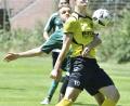Bild: Ziegler
Der Haselmühler Spieler klammert Stürmer Martin Popp vom FC Amberg (vorne) bei der Ballannahme.