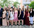 Bild: do
18 Abiturientinnen und Abiturienten glänzten mit einem Notendurchschnitt zwischen 1,0 und 1,5. Unser Bild zeigt von links Schulleiter Dr. Knut Thielsen, Susanne Schubert, Marius Koslowski, Oberstufen-Koordinator Robert Kreuzer, Selina Kreuzer, Jonas Daubenmerkl, Carolin Schatz, Luisa Friedl, Julian Rupprecht, Miriam Schraml, Klara Schuster, Hendrik Junkawitsch, Annkathrin Raps, Luisa Thurn, Regina Hey, Noah Ruhland, Magdalena Dötsch, Anne Stauter, Janine Haberkorn, Teresa Trummer und Oberstufen-Koordinatorin Dagmar Mense.