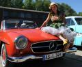 Bild: GF
Legendär der Mercedes 190 SL Baujahr 1958, aber um wesentliche Jahrzehnte jünger die für die damalige Zeit mit Petticoat standesgemäß gekleidete Fahrerin.