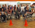 Bild: Bühner
Schüler der FOS Weiden zeigen, wie man einen Rollstuhl richtig bewegt. Einziger "echter" Rollstuhlfahrer ist der Behindertenbeauftragte der Stadt Weiden, Alexander Grundler (rechts).