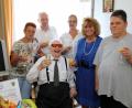 Bild: njn
Geistig frisch feiert Gerhard Fröhlich (sitzend)  im Caritas-Altenheim seinen 95. Geburtstag. Mit auf dem Bild (von links) Stiefschwiegertochter Heidi Wenzel, Stiefsohn Joachim Wenzel, Heimleiterin Evelin Gerstl-Seidl, dritte Bürgermeisterin Sonja Heindl und Heimbeirat Cornelia Loh.