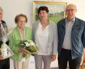 Bild: exb
Zum 95.  Geburtstag gratulieren Anna Gmeiner (mit Blumenstrauß) zweiter Bürgermeister Peter Gold (links), die Leiterin des Seniorenzentrums Nicole Rischer-Bäumler (Zweite von rechts) und Betreuer Bernhard Stahl (rechts).