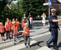 Bild: wro
Das richtige Überqueren  des Zebrastreifens will geübt sein. Polizeihauptkommissar Berthold Walbrunn zeigt,  wie es gefahrlos geht.