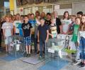Bild: sbü
Die erste Schülergruppe am Kepler-Gymnasium besucht die Wanderausstellung über Mikroplastik.
