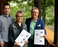 Bild: wro
Beim Ferienangebot der Marktgemeinde Wiesau ist für jeden etwas dabei, versichern  Sachbearbeiterin  Anita Weber-Tretter (Mitte), Jugendbeauftragter Lars Saller (links) und Bürgermeister Toni Dutz (rechts).