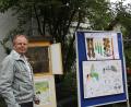 Bild: ads
Vorsitzender Hans Pröls des Bienenzuchtvereins informiert an einem Stand über das Leben der Bienen und das Imkern.
