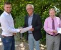 Bild: dob
Die JU-Vorsitzenden Maximilian Kallmeier (links), Paula Herrmann und Christian Stöcker (von rechts) überreichen an Mittelschulrektor Alfons Raab (Zweiter von links) und Realschuldirektor Andreas Meier (Dritter von rechts) die Liste mit freien Ausbildungsplätzen für das Jahr 2019.