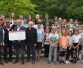 Bild: dob
Die Pfalzgraf-Friedrich-Mittelschüler übergeben 1000 Euro an den Verein "Hoffnung für Menschen".