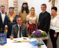 Bild: Mardanow
Als Festspiel-Schirmherr durfte sich Raiffeisenbank-Vorstand Thomas Stalla ins Goldene Buch der Stadt eintragen. Seine Unterschrift verfolgen (von rechts) Festspiel-Ehrenvorsitzender Theo Männer, die Bürgermeister Margit Reichl und Martin Birner, Ehefrau Stefanie, das Pfalzgrafenpaar, CSU-Fraktionssprecher Klaus Zeiser, Regisseur Cornelius Gohlke und Festspiel-Vorsitzender Helmut Mardanow.