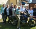 Bild: jr
Rudolf Heindl (sitzend) feierte am Sonntag seinen 80. Geburtstag. Platz nahm er auf seinem Lieblingsmotorrad, einer BMW, mit der er bereits 261000 Kilometer zurückgelegt hat. Mit dabei waren (von links) Marc-Andre Grundl (SV Pechbrunn), Winfried Wohlrab (Feuerwehr), Sohn Reiner, Tochter Gelinde, Enkel Martin, Bürgermeister Ernst Neumann, Birgit Wohlrab (Schützenverein), Gudrun Spitzl (Pfarrei Herz Jesu), Tochter Jutta und Enkel Stefan.