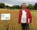 Bild: Dobmeier
Klaus Fleißner von der Landesanstalt für Landwirtschaft stellte die alten Getreidesorten auf der Anbaufläche in Almesbach vor.