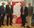 Bild: Hanna Gibbs
Den neuen Lehrstuhlinhaber Professor Romuald Brunner (Zweiter von rechts) begrüßten in Regensburg (von links) Medbo-Vorstand Helmut Hausner, Medbo-Direktor für Medizinische Leistungen, Thomas Baghai, Bezirkstagspräsident Franz Löffler und Unirektor Udo Hebel.