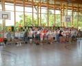 Bild: bey
Die  3. und 4. Klasse singt ein "leichtes Sommerlied. Die 1. und 2. Klasse bilden den bunten Rahmen.