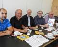 Bild: Winkler
Für Shakhob Akramov, Jost Hess, Bernhard Uhl, Veit Wagner und Hans-Peter Pauckstadt-Künkler (von links) ist die „Berliner Erklärung zum Flüchtlingsschutz“ auch ein Mut-Macher. Das machten sie beim Pressegespräch im Café Mitte deutlich.