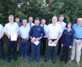 Bild: hai
Kommandant Thomas Hartmann (links), zweiter Bürgermeister Rudi Heier, Kreisbrandinspektorin Kerstin Schmidt und Vorsitzender Jürgen Kaufmann (von rechts) ehren Matthias Fürst, Martin Heier, Konrad Walter, Nathan Palmer, Herbert Scherm, Jörg Etterer, Norbert Kaufmann, Wolfgang Glückschalt, Stefan Fürst (von links).