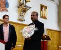 Bild: pi
Geistlicher Rat Antony Soosai dankt Achim Helgert für das Geschenk.