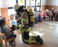 Bild: den
Vor den komischen Geräuschen des Atemschutzträgers hatten die Kinder der Katzengruppe keine Angst.