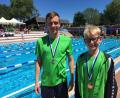 Bild: u
In Top-Form präsentierten sich Niklas Schenzl (links) und Cornelius Lohner bei den Bezirksjahrgangsmeisterschaften in Tirschenreuth. Lohner holte Gold über 50 Meter Brust, Silber über 100 Meter Brust und Bronze über 50 und 100 Meter Rücken sowie 50 Meter Schmetterling. Schenzel gewann Silber über 200 Meter Lagen und 400 Meter Freistil sowie Bronze über 50 Meter Brust.