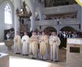 Bild: MMA
Die Konzelebranten mit den Diakonen freuen sich mit Pfarrer Hans Peter Heindl (vorne Mitte) über dessen Priesterjubiläum	Bild: mma