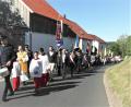 Bild: hl
Vom Dorfplatz führt der Kirchenzug zum Gottesdienst an der Kapelle, den Pfarrer Heribert Stretz (Dritter von links) zelebriert.