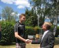Bild: rgb/German Helgert
Tirschenreuths dritter Bürgermeister Norbert Schuller und Lukas Bachmeier, der sich nach vielen Jahren als einer der besten Brustschimmer der Oberpfalz aus dem TSC- Wettkampfteam verabschiedet.