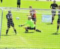 Bild: Ziegler
Eine Szene aus dem Vorrundenspiel der Gruppe A:  SSV Paulsdorf (Mitte) gegen den SV Thenried (0:2).