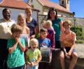 Bild: gri
Pfarrer Moses Gudapati, Büchereileiterin Ute Beigel und HKV-Vertreterin Barbara Gerl (hinten links) freuen sich mit den Kindern über das neue Heimatjahrbuch 2017, das ab sofort in der Pfarrbücherei ausgeliehen werden kann.