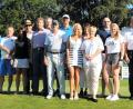 Bild: bö
Die Gewinner der Brutto- und Nettowertungen bei der DVAG-Trophy in Schmidmühlen. Es gratulierten Präsident Harald Thies (links), Spielführer Reinhold Scharl, Anne und Christian Müller (von rechts).