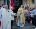 Bild: Kunz
Beim Kirchplatz-Treff nach dem Festgottesdienst nimmt Pfarrvikar Andreas Reber zahlreiche Glückwünsche entgegen.