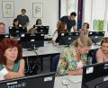 Bild: Petra Hartl
Multiplikatoren, Lehrer und Aktive der Umweltbildung erhalten von Ulrike Zimmermann, Bildungskoordinatorin an der VHS Amberg-Sulzbach (hinten links), eine Einweisung in die digitale Lernplattform „In-Life“.
