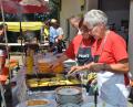 Bild: dob
Elfriede Helgert und Lina Schuller-Wüst (von links) haben mit den Grillmeistern wohl den heißesten Arbeitsplatz an diesem Tag.