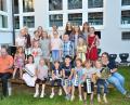 Bild: fjo
Eine bunt gemischte Truppe unter Leitung von Hermann Mack (links) erfreut im Atrium des Schulgebäudes die Zuhörer.