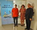 Bild: sbü
Hans Bräuer von der KEB-Weiden-Neustadt, Christina Engl von der Caritas in der Diözese Regensburg und der Leiter des Exerzitienhauses Johannisthal,  Manfred Strigl, bei der  Eröffnung der  Karikaturenausstellung.