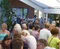 Bild: ser
Das Kirchweihfest wird in Neuhaus mit einem Gottesdienst und einem weltlichen Fest auf dem Vorplatz der Heilig-Geist-Kirche gefeiert. Die Neuhauser nehmen  das Angebot  gerne an und feiern  und singen mit den Burgsteigmusikanten bis zum  Sonnenuntergang.