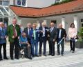 Bild: plym
Der Zweckverband Sibyllenbad beim oder nach dem symbolischen Durchschneiden des Bandes.