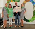Bild: Völkl
Die Geschäftsführerin (Zweite von links) überreichte den Sandra-Loew-Preis an Manuel Rankl, der ihn stellvertretend für die Mitarbeiter in der Einrichtung in Niederwinkerling entgegen nahm.