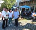 Bild: gri
Sigismund Lang (Zweiter von links) wird beim Sommerfest des VdK besonders geehrt. Im Gespräch mit ihm: Vorsitzender Peter Jakubowicz, seine Stellvertreterin Marianne Gradl und Schriftführer  Bernhard Bamler (von links).