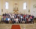 Bild: bk
Ein Festtag in der Pfarrei Heilige Familie. Die Jubelkommunikanten stellen sich für ein Erinnerungsfoto im Altarraum der Kirche auf.