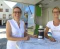Bild: Hirsch
Die Referentinnen für Öffentlichkeitsarbeit und Bürgerbeteiligung, Ina-Isabelle Haffke (rechts) und Carolin Kürth (links), bauten am Montag einen Info-Stand am unteren Marktplatz auf.   Bild: Hirsch